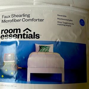 Room essentials 66 x 94 in reversible faux shearing microfiber comforter